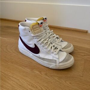 Nike Men's Blazer Mid '77 Vintage Shoes in red/maroon